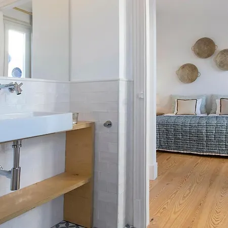 Relaxing And Authentic Terrace Duplex Near Alfama דירה *