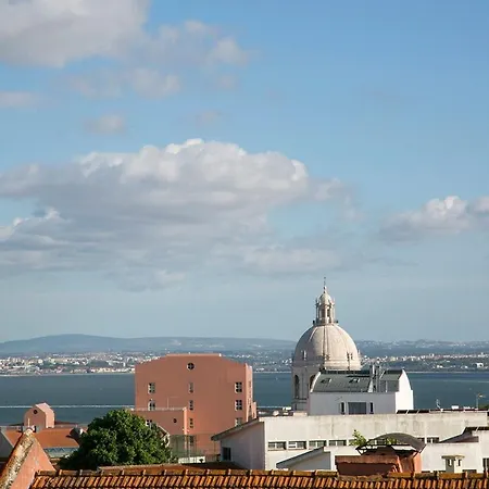Relaxing And Authentic Terrace Duplex Near Alfama *