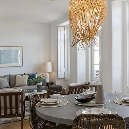 Relaxing And Authentic Terrace Duplex Near Alfama דירה ליסבון