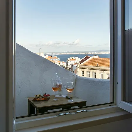 Relaxing And Authentic Terrace Duplex Near Alfama ליסבון