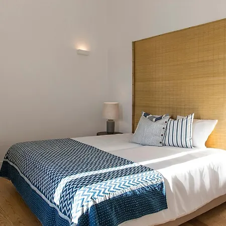 Relaxing And Authentic Terrace Duplex Near Alfama * ליסבון