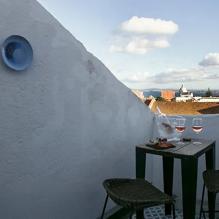 Relaxing And Authentic Terrace Duplex Near Alfama דירה